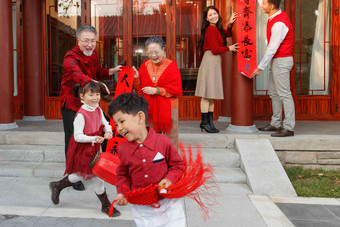 快乐儿童追逐嬉戏庆新年