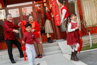 幸福的大家庭贴<strong>春联</strong>庆祝新年