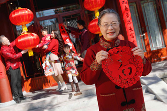 幸福的大家庭布置迎新年祝福氛围照片