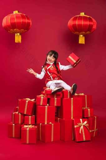 快乐的小女孩收到许多新年礼物