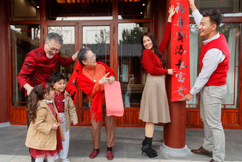 幸福的大家庭贴春联庆祝<strong>新年</strong>