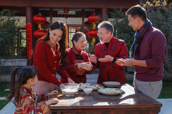 幸福的家庭过年包饺子庭院氛围拍摄