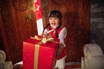 拜年的可爱小女孩拿着礼品盒