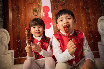 吃冰糖葫芦的可爱男孩女孩亚洲高质量照片