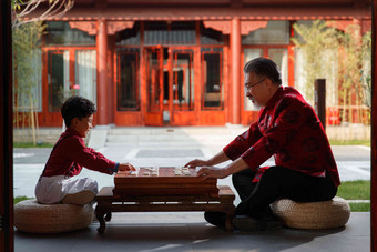 祖孙俩在庭院里下象棋