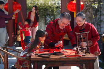 快乐家庭过新年写春联中国文化高端相片