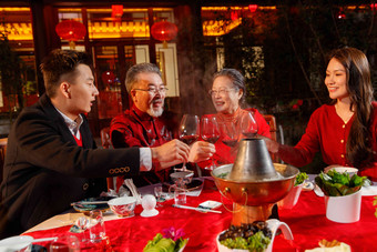 春节东方家庭在中式庭院内聚餐户外高端镜头