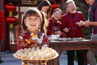 幸福的家庭过年包饺子儿童素材
