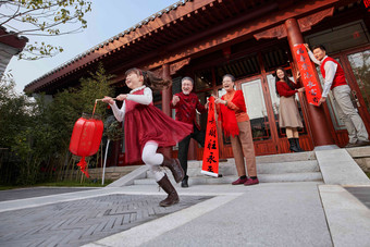 幸福的大家庭贴春联庆祝<strong>新年</strong>