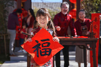 快乐家庭准备<strong>新年</strong>福字<strong>春</strong>联桌子高清场景