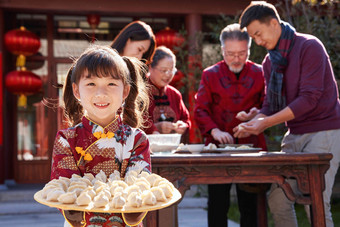 幸福的家庭过年<strong>包饺子</strong>