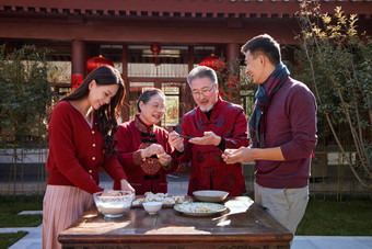 幸福的家庭<strong>过年包饺子</strong>