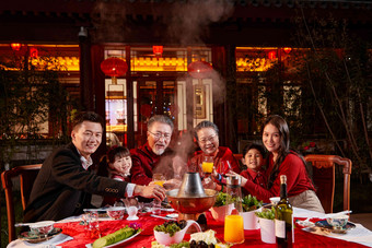 东方家庭在中式庭院内干杯庆祝新年饮食清晰影相