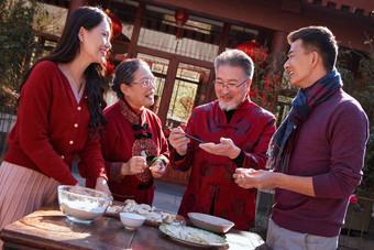 幸福的家庭过年包饺子成年人高端摄影