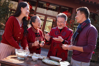 幸福的家庭过年包<strong>饺子</strong>