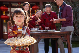 幸福的家庭过年包饺子亲情高质量场景