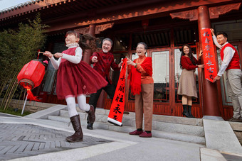 幸福的大家庭贴<strong>春联</strong>庆祝新年