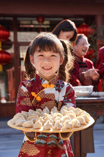 可爱的小女孩端着饺子中国高清影相