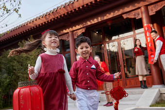 快乐儿童追逐嬉戏庆新年男人清晰场景