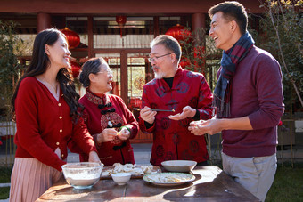 幸福的家庭过年包饺子饺子氛围摄影