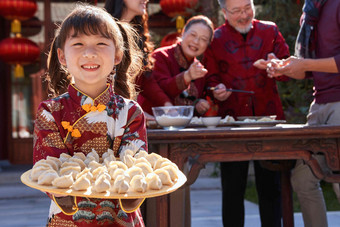 幸福的家庭过年包饺子传统文化高清影相