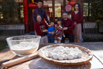 幸福的家庭过年准备包饺子庭院摄影图