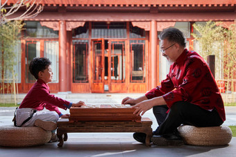 祖孙俩在庭院里下象棋