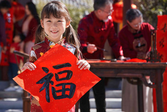 快乐家庭准备新年福字春联相伴清晰影相