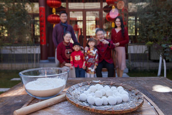 幸福的家庭过年准备包饺子东方人高端影相