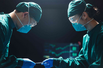 医护人员手术两个人手术室健康氛围图片