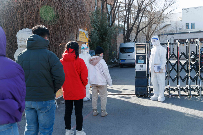 医护人员在园区门口对行人进行管控户外清晰图片