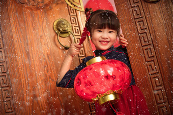 可爱的小女孩手提红灯笼庆祝新年