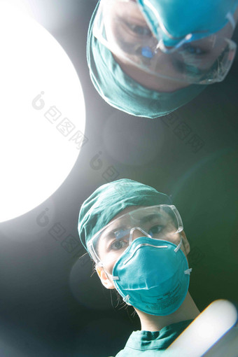 医护人员手术东亚手术室协助氛围摄影图