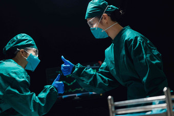 手术中的医护人员竖起大拇指交流高质量相片