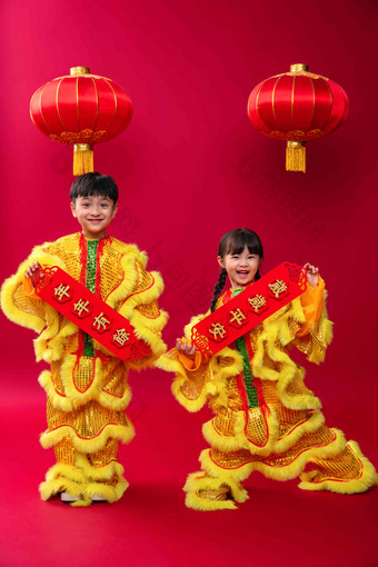 欢乐的男孩女孩舞狮庆祝新年