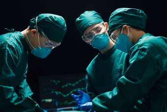 医护人员手术三个人手术室协助高端相片