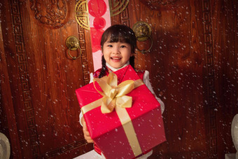 可爱的小女孩拿着礼品盒
