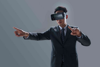 戴VR眼镜男士虚拟现实科技成年人高清照片