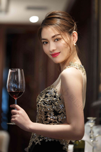 漂亮的青年女人拿着高脚杯