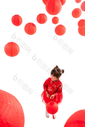 红灯笼下提着灯笼玩耍的小女孩庆祝高端相片