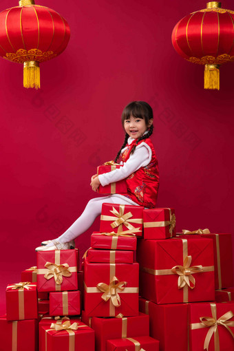 快乐的小女孩收到许多新年礼物东亚高端素材
