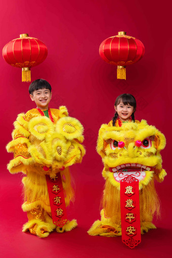 欢乐的男孩女孩舞狮庆祝新年