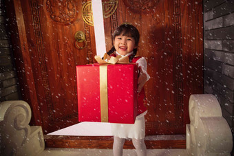 拜年的可爱小女孩拿着礼品盒中国高质量图片