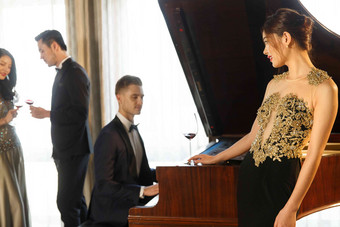 宴会上的时尚青年男女钢琴拍摄