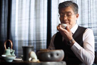 中老年男人喝茶技能写实摄影图