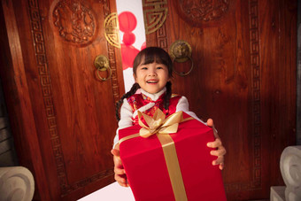 拜年的可爱小女孩拿着礼品盒女孩高端镜头