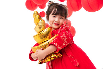 可爱的小女孩抱着金元宝传统文化高质量摄影图