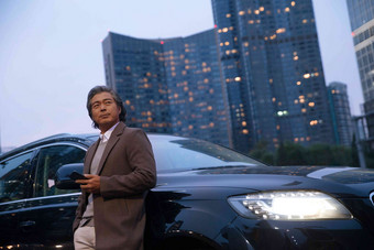 商务男士站在汽车旁边亚洲人清晰摄影