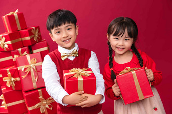 快乐儿童收到许多新年礼物东方写实影相