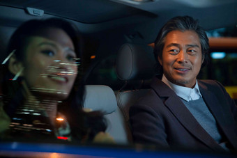 商务男女坐在汽车里两个人氛围素材